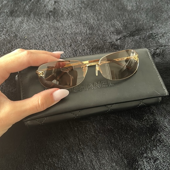 Vintage Sunglasses. Good condition. Timeless - Picture 2 of 3